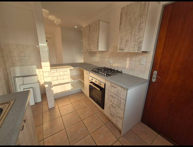 2 BEDROOM TOWNHOUSE FOR SALE IN VANDERBIJLPARK SE 3